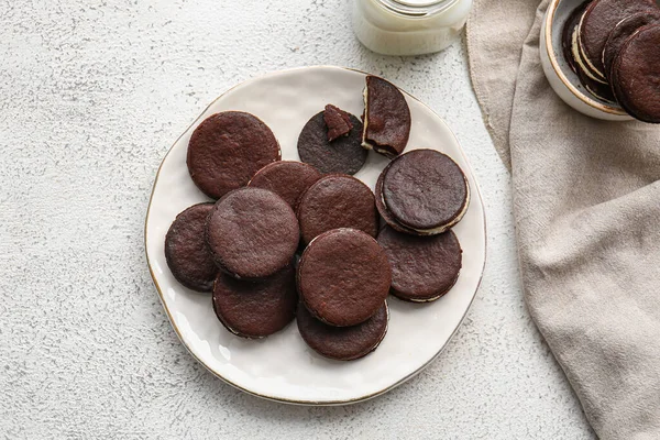 Plate Tasty Chocolate Cookies Mason Jar Milk Light Background — Stock Photo, Image