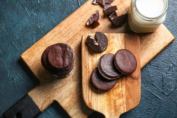 Board Tasty Chocolate Cookies Mason Jar Milk Dark Background — Stock Photo, Image