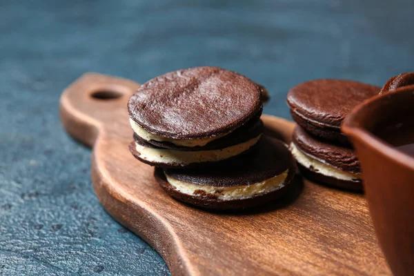 맛있는 초콜릿 쿠키를 어두운 배경에 이사회 클로즈업 — 스톡 사진