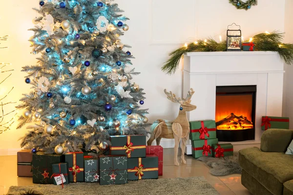 Modern Şöminesi Noel Ağacı Hediye Kutuları Olan Şenlikli Bir Oturma — Stok fotoğraf
