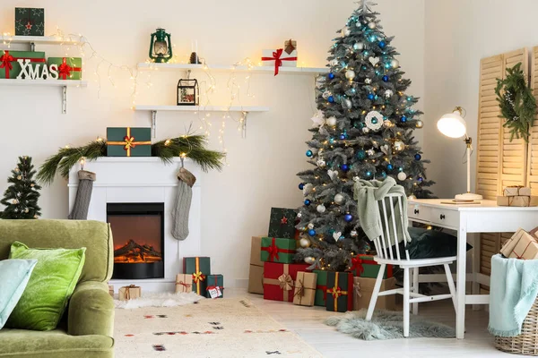 Εσωτερικό Εορταστικού Σαλονιού Σύγχρονο Χώρο Εργασίας Χριστουγεννιάτικο Δέντρο Και Τζάκι — Φωτογραφία Αρχείου
