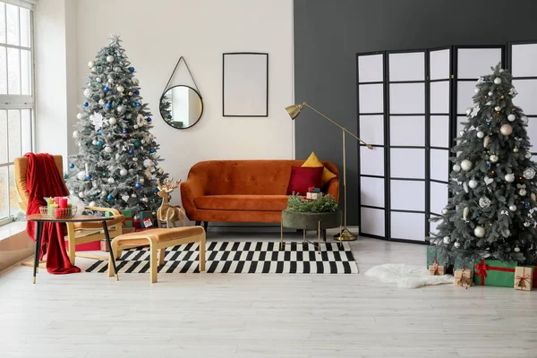 Interior Sala Estar Festiva Con Sofá Rojo Árboles Navidad Pantalla — Foto de Stock