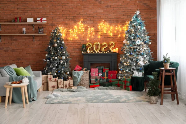 Interieur Van Feestelijke Woonkamer Met Kerstbomen Decoratieve Schoorsteenmantel Banken — Stockfoto