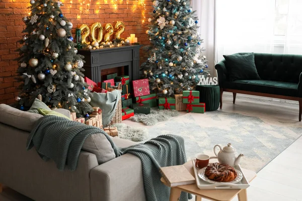 크리스마스 트리와 장식적 과부드러운 크리스마스 트리가 즐거운 — 스톡 사진