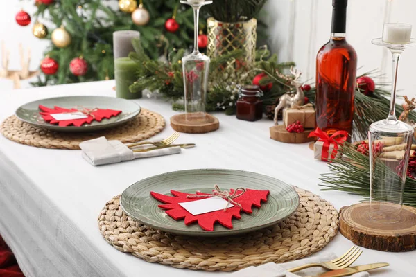 Eettafel Met Mooie Setting Voor Kerstviering Blanco Kaarten Binnen — Stockfoto