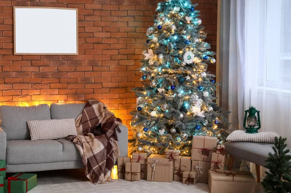 クリスマスツリー グレーのソファとギフトボックス付きのお祝いのリビングルームのインテリア — ストック写真