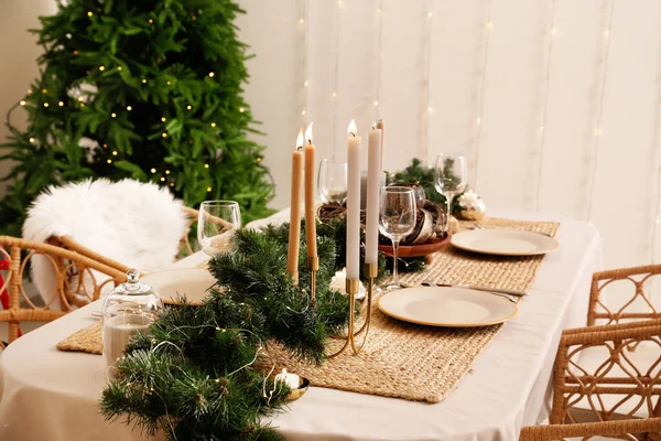 Τραπέζι Φαγητού Όμορφο Σκηνικό Για Χριστουγεννιάτικη Γιορτή Στην Εορταστική Αίθουσα — Φωτογραφία Αρχείου