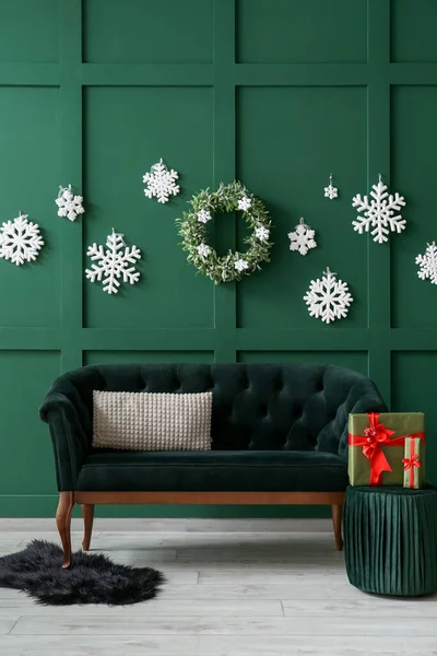 Interieur Des Wohnzimmers Mit Modernem Sofa Und Weihnachtsdekor — Stockfoto