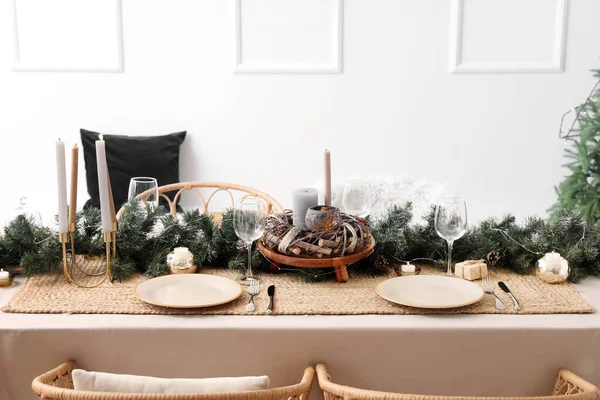 Mesa Comedor Con Hermoso Escenario Para Celebración Navidad Cerca Pared — Foto de Stock