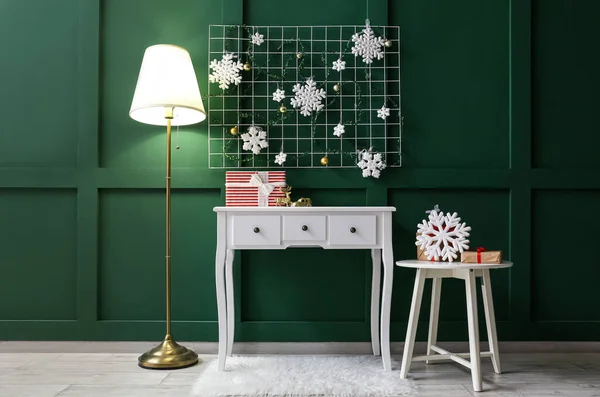 光る床ランプとクリスマスの装飾が施されたスタイリッシュな部屋のインテリア — ストック写真