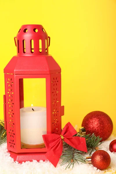 Vánoční Lucerna Hořící Svíčkou Koule Sníh Žlutém Pozadí — Stock fotografie