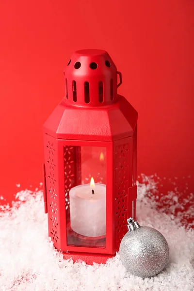 Χριστουγεννιάτικο Φανάρι Αναμμένο Κερί Μπάλα Και Χιόνι Κόκκινο Φόντο — Φωτογραφία Αρχείου