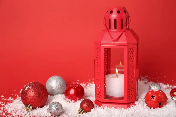 Χριστουγεννιάτικο Φανάρι Αναμμένο Κερί Μπάλες Και Χιόνι Κόκκινο Φόντο — Φωτογραφία Αρχείου