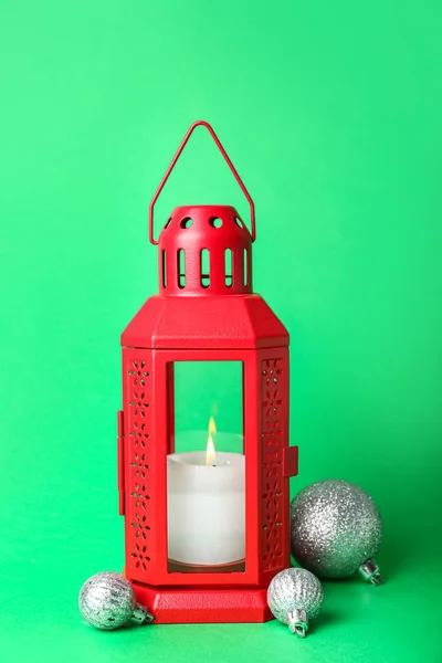 Linterna Navidad Con Vela Encendida Bolas Sobre Fondo Verde —  Fotos de Stock