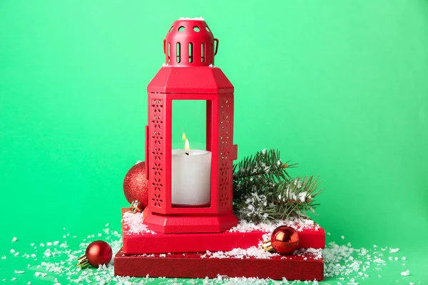 Lanterna Natal Com Vela Ardente Ramo Abeto Bolas Fundo Verde — Fotografia de Stock