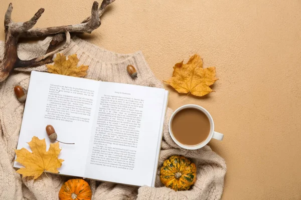 Šálek Chutné Kávy Knihy Podzimní Dekor Béžovém Pozadí — Stock fotografie
