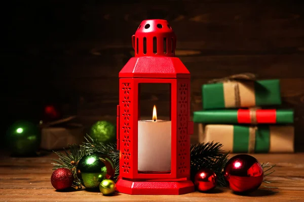 Lanternă Crăciun Lumânări Aprinse Bile Fundal Din Lemn — Fotografie, imagine de stoc