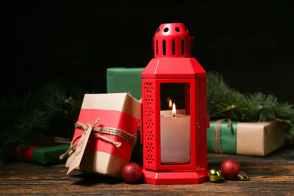 Linterna Navidad Con Vela Encendida Cajas Regalo Sobre Fondo Oscuro —  Fotos de Stock
