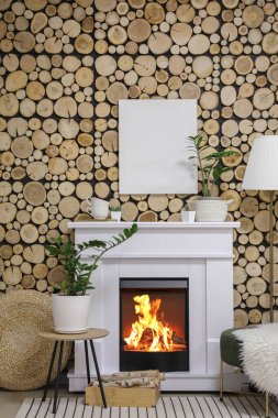 Şömineli modern oturma odasının şık bir iç mekanı.