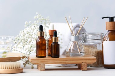 Işık arka planında gerekli yağ şişeleriyle spa seti