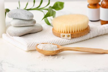 Işık arkaplanında bir kaşık tuzlu spa seti