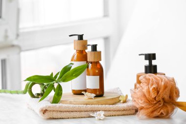 Masada kozmetik şişeleri olan spa seti