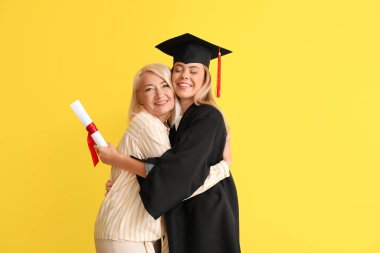 Annesinin renkli geçmişiyle mutlu bir kız öğrenci.