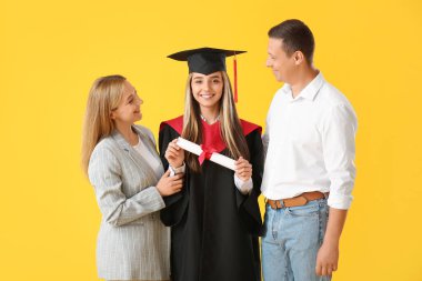 Ailesinin renkli geçmişine sahip mutlu bir kız öğrenci.