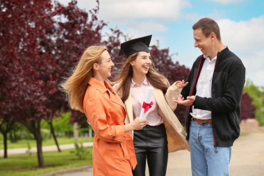 Mezuniyet gününde ailesiyle mutlu genç kadın