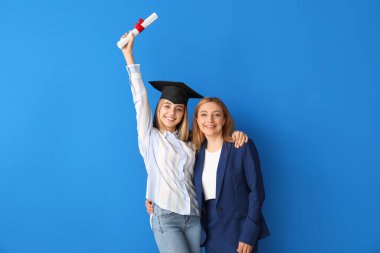 Annesinin renkli geçmişiyle mutlu bir kız öğrenci.