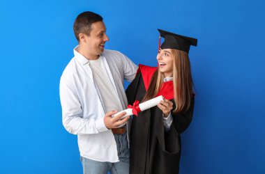 Renkli arka planda babası olan mutlu bir kız öğrenci.