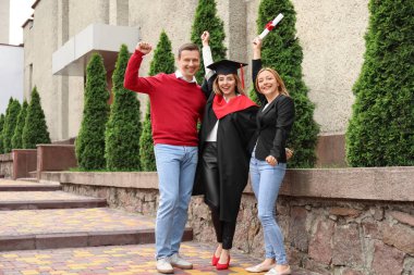 Mezuniyet gününde ailesiyle mutlu genç kadın