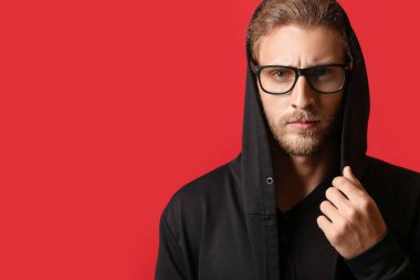 Renk arkaplanındaki erkek hacker