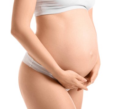 Beyaz arka planda güzel hamile bir kadın