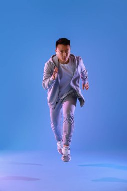 Renkli arka planda sportif erkek koşucu