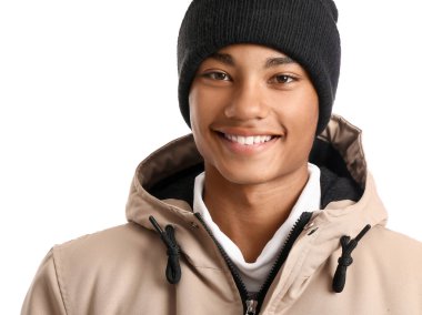 Beyaz arka planda sıcak kıyafetler giyen yakışıklı Afro-Amerikalı adam.