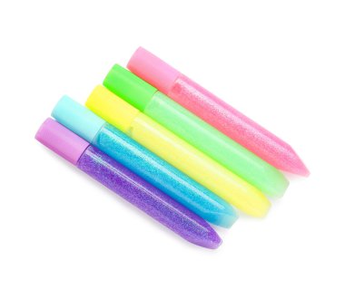 Beyaz arkaplanda renkli simli yapıştırıcı