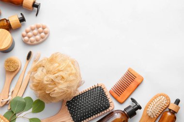 Banyo malzemeleri ve beyaz arka planda fırçalar.