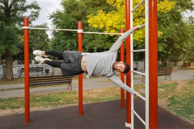 Genç adam spor alanında antrenman yapıyor.