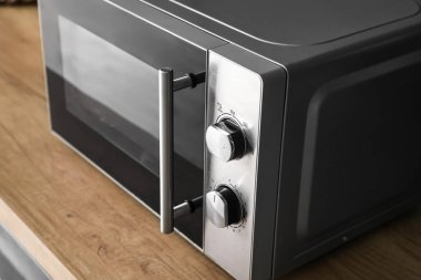 Modern mikrodalga fırın mutfakta, yakın plan.