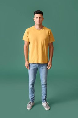 Renkli tişörtlü yakışıklı genç adam.