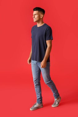 Renkli tişörtlü yakışıklı genç adam.