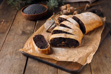 Ahşap arka planda lezzetli haşhaşlı börek.