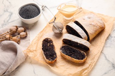 Beyaz mermer arka planda haşhaşlı turta kes