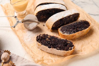 Beyaz mermer arka planda haşhaşlı turta kes