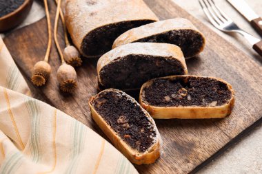 Açık arkaplanda haşhaş tohumu turtası kesilmiş tahta tahta tahta.