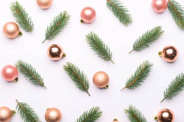 Beyaz arka planda Noel dalları ve topları