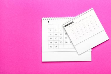 Ocak ve Nisan 2022 için renkli takvimler