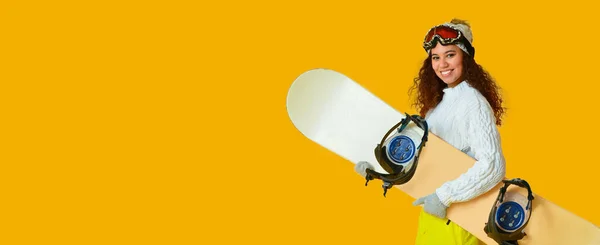 Femme Snowboarder Sur Fond Couleur Avec Espace Pour Texte — Photo