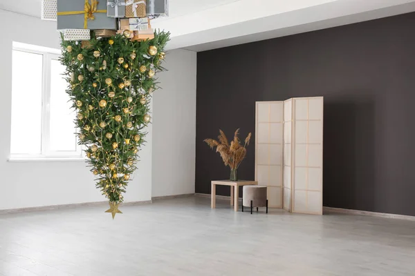 Schöner Weihnachtsbaum Mit Geschenkboxen Hängen Der Decke Zimmer — Stockfoto